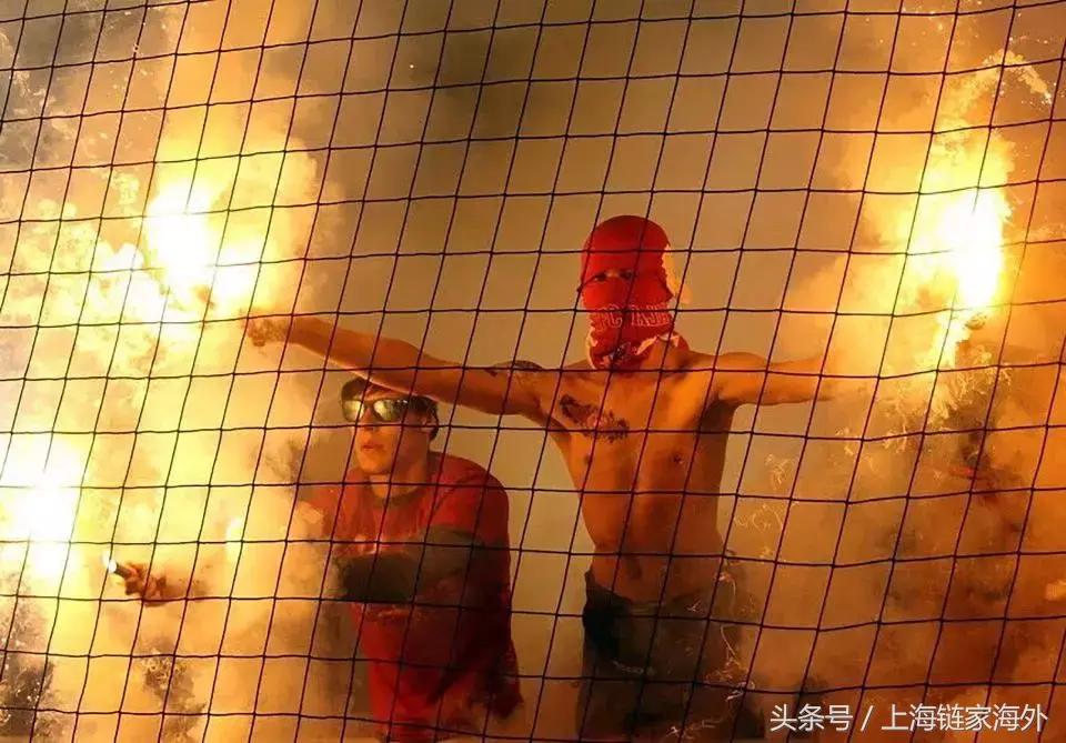 5枚进球，1根中指，1个普通球迷，100足球流氓……推特微博就炸了！