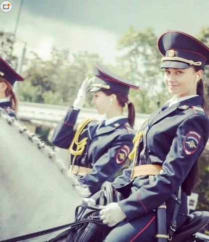 看完俄联邦足球宝贝，看女骑警