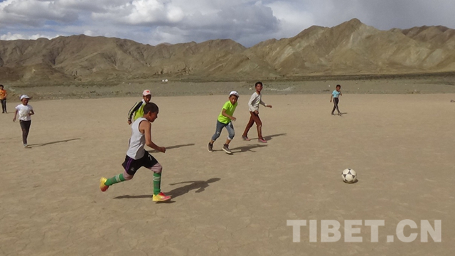 没有专业球鞋却怀揣闪亮梦想雅江边足球小将“预热”世界杯