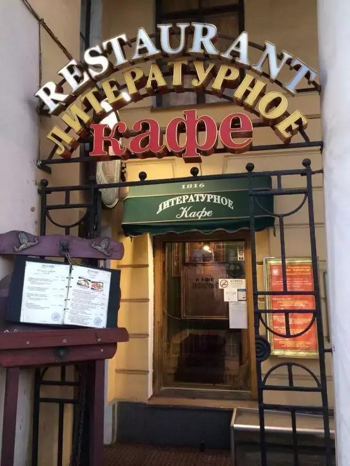 看球和看球两不误,看球喝茶两不误