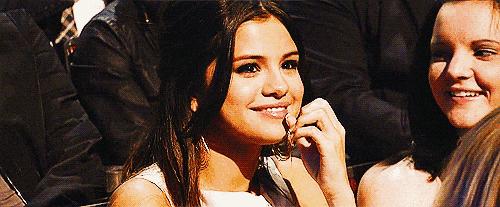 比伯和海莉现实生活,比伯晒与海莉亲吻合照