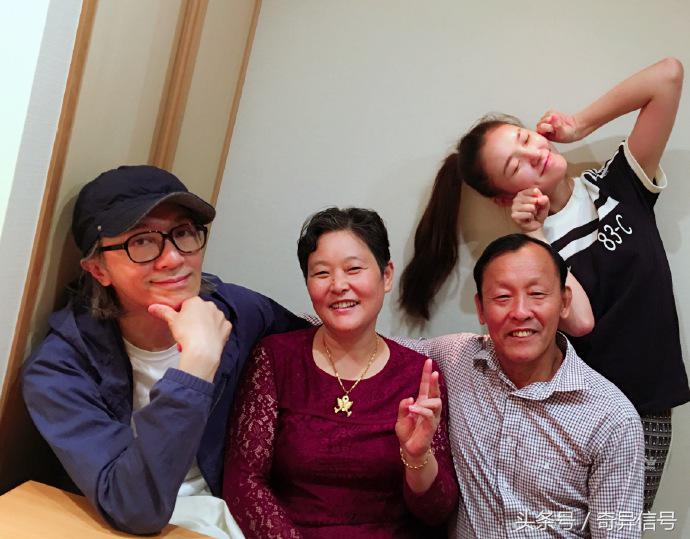 林允给爸爸买了台手机险遭退货，网友：看来我们的父母都一样