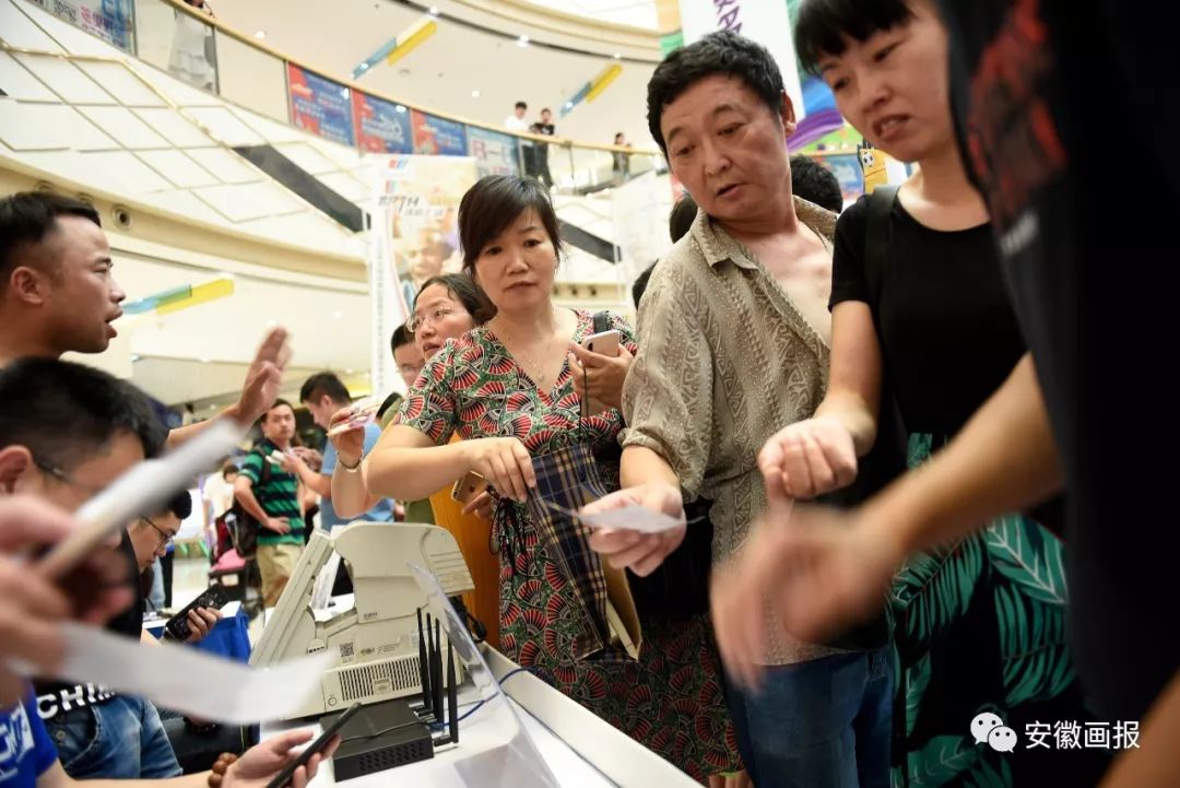 画报聚焦时刻,世界杯足球赛画报