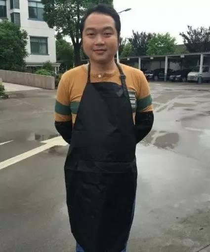 还记得《功夫》里露屁股的那个人吗？如今37岁的他变成了这样