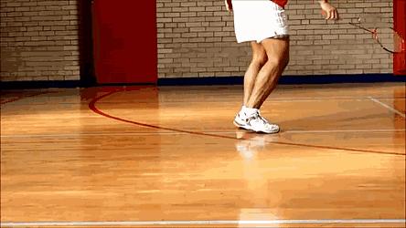 在羽毛球场上怎样用球训练步伐,羽毛球步法球场练习