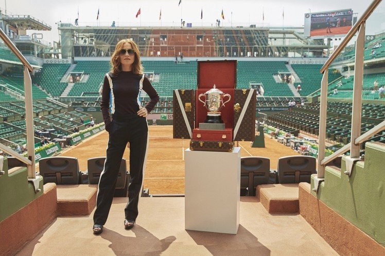 LV太子妃亲自护驾大力神杯,俄罗斯舒淇成最吸睛世界杯大使