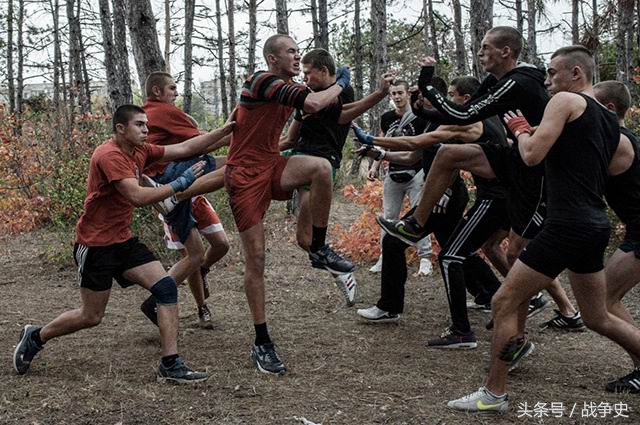 英国足球流氓夸自己战斗力高，这两国人笑了，莫斯科保卫战将再现