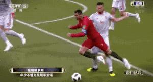 世界杯昨夜让30亿女人疯狂的他，竟独宠一个小保姆