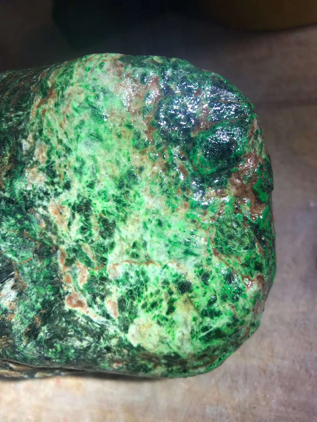 翡翠原石哪里的会出帝王绿,什么样的翡翠原石绝对满绿