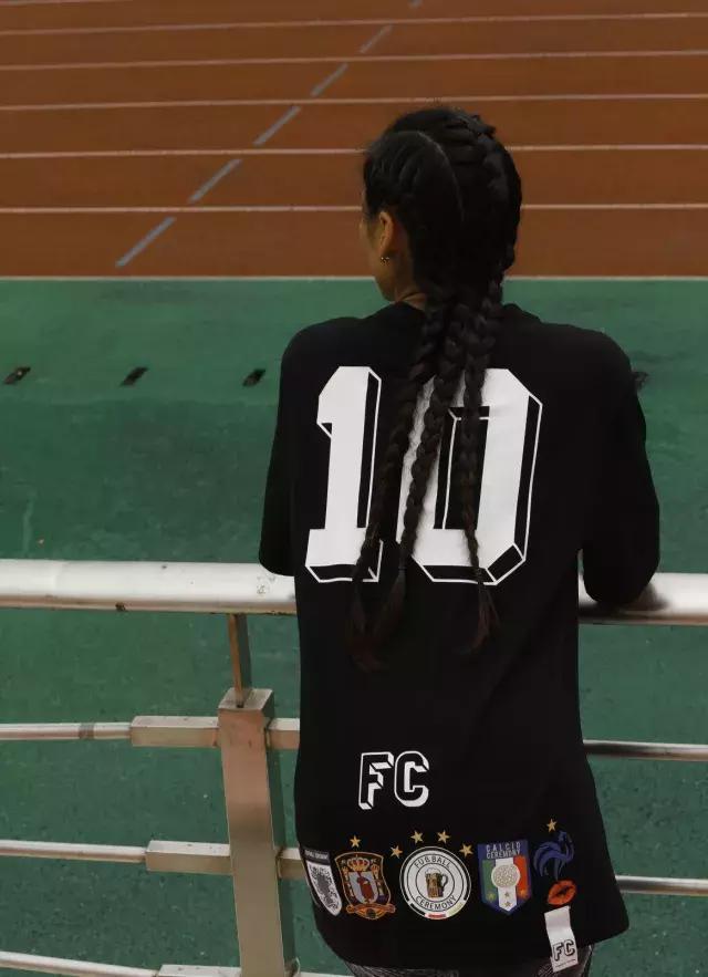 女生伪球迷看世界杯,伪球迷足球女孩