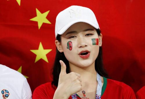 女球迷看到c罗进球后,世界杯漂亮女球迷冲进球场