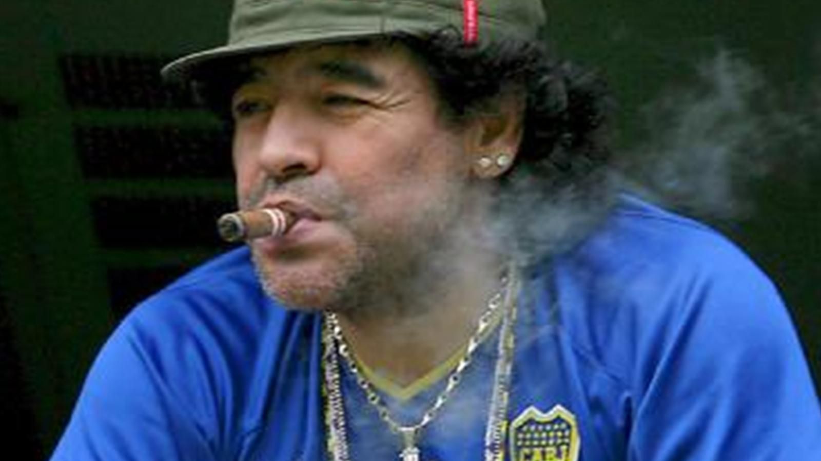 马拉多纳挑衅球场,马拉多纳为什么能在球场吸烟