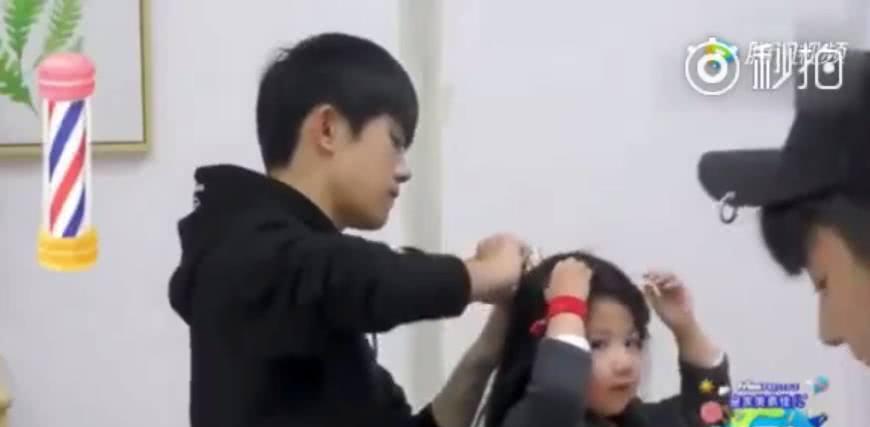 易烊千玺让胖虎给“妈妈”买冰淇淋，太暖心了