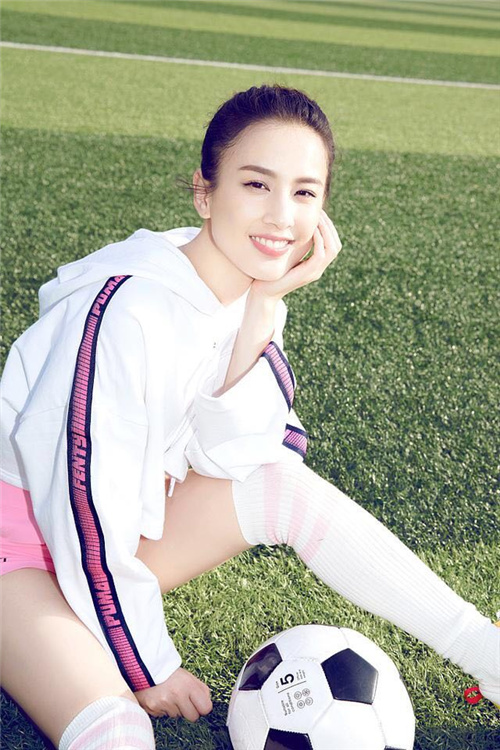 黄圣依带儿子踢足球却被一双大长腿抢镜