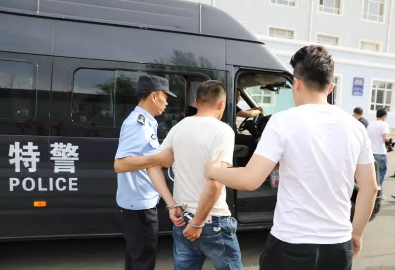 厉害警察抓捕犯人视频,厉害了警察视频