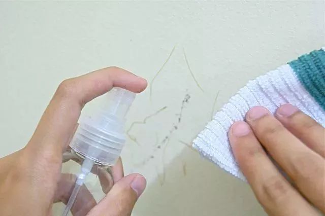 白墙弄脏了怎么把它变白不用白酒,白墙孩子给弄脏了有什么能变白