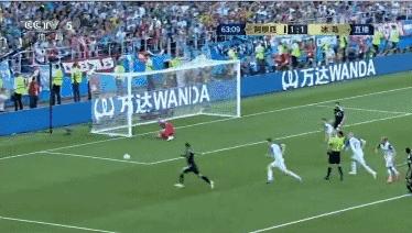 世界杯梅西被撞倒教练,世界杯梅西被铲倒