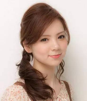 简单易懂又减龄的一款编发造型,侧编刘海编发教程简单又好看