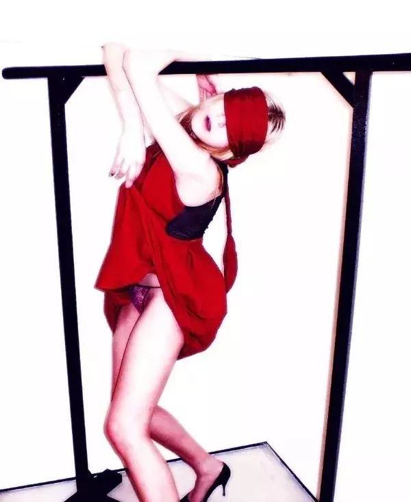 她被香奈儿和阿玛尼“通缉”，只因她在试衣间干的事儿太放肆！