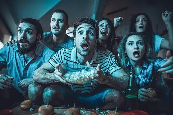 踢球和篮球哪个危险,踢球的危险性有多强