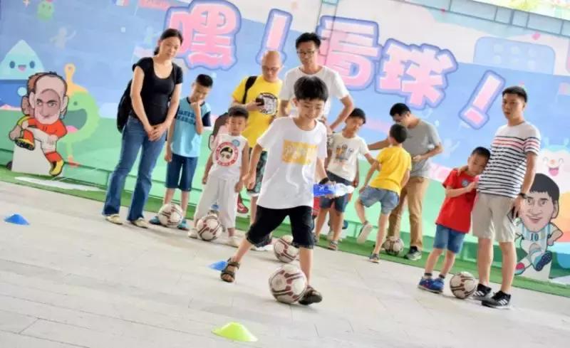 刚刚过去的父亲节，我和孩子在这里踢了一场世界杯
