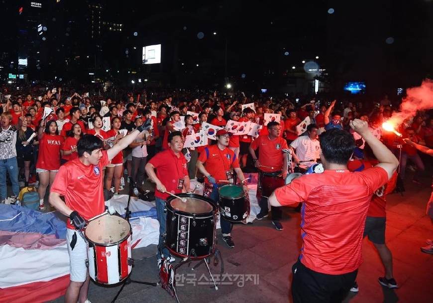 素质高！2.5万韩国球迷齐聚光化门看球输球后捡走垃圾光洁如新