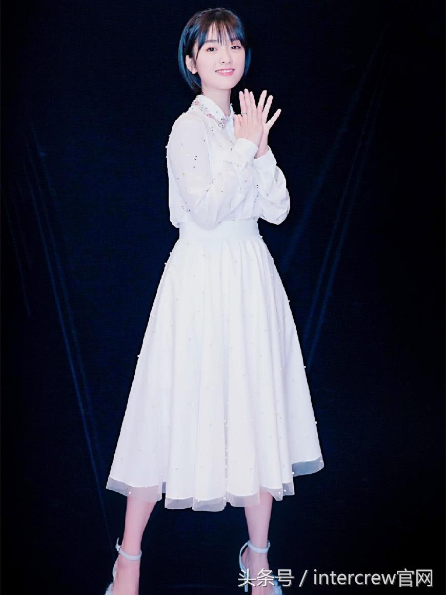 沈月海边一字肩白色纱裙,沈月穿短裙子