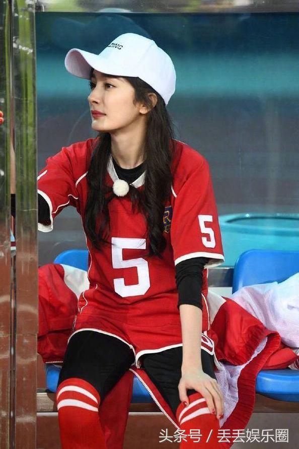 杨幂惊艳身材pk迪丽热巴,27岁迪丽热巴33岁杨幂