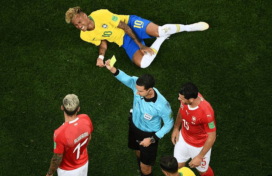 巴西该怎么办!内马尔训练中疑旧伤复发,泄愤后掩面离开