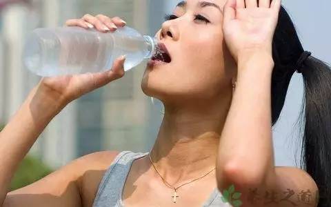 喝冰水对跑步表现有影响吗,跑步小腿抽筋怎么回事