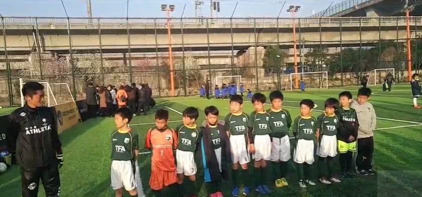 日本2-1击败日本国内球迷反应,球迷欣喜若狂街头庆祝日本战胜