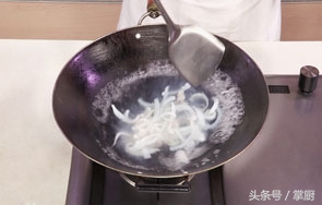 鱿鱼丝炒洋葱怎么炒好吃,超市卖的干鱿鱼丝怎么做好吃