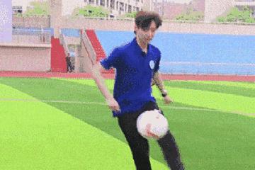 跟靳东发家致富，鹿晗解说圆梦，苏醒梅西吹，娱乐圈有这么多球迷