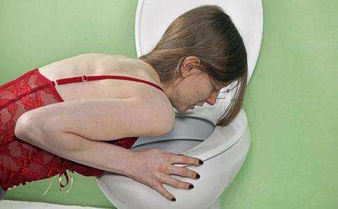 酒后头疼无法入睡怎么缓解,喝完酒后咽喉干是怎么回事