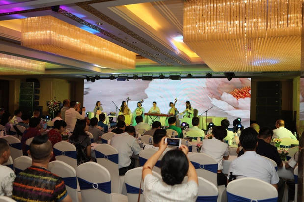 宴遇石锅鱼油焖小龙虾烧烤大排档,宴遇烧烤深夜小酒馆