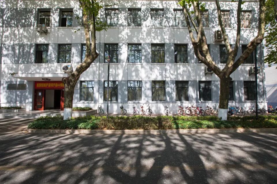 龙王山脚下,南信大去爬龙王山