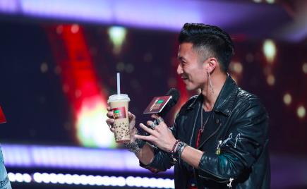 谢霆锋送奶茶给周杰伦劝其放弃冠军？杰伦：不喝不喝