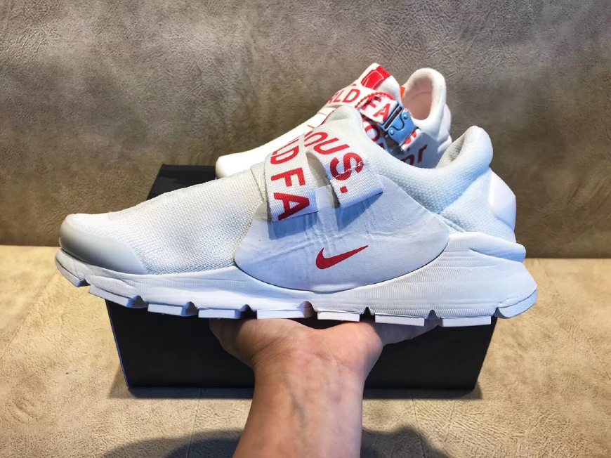 AJ1橘红、yeezy白斑马、ClotXAF1白丝绸、黑*弹子**哪双会更style