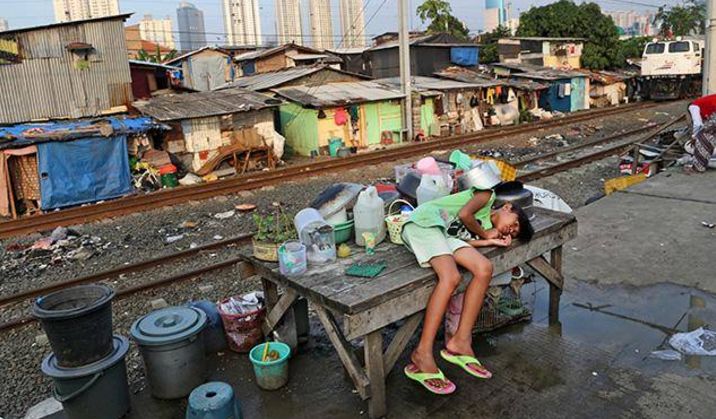 印尼贫民窟成旅游景点，少女像猪狗一样被推销给游客！
