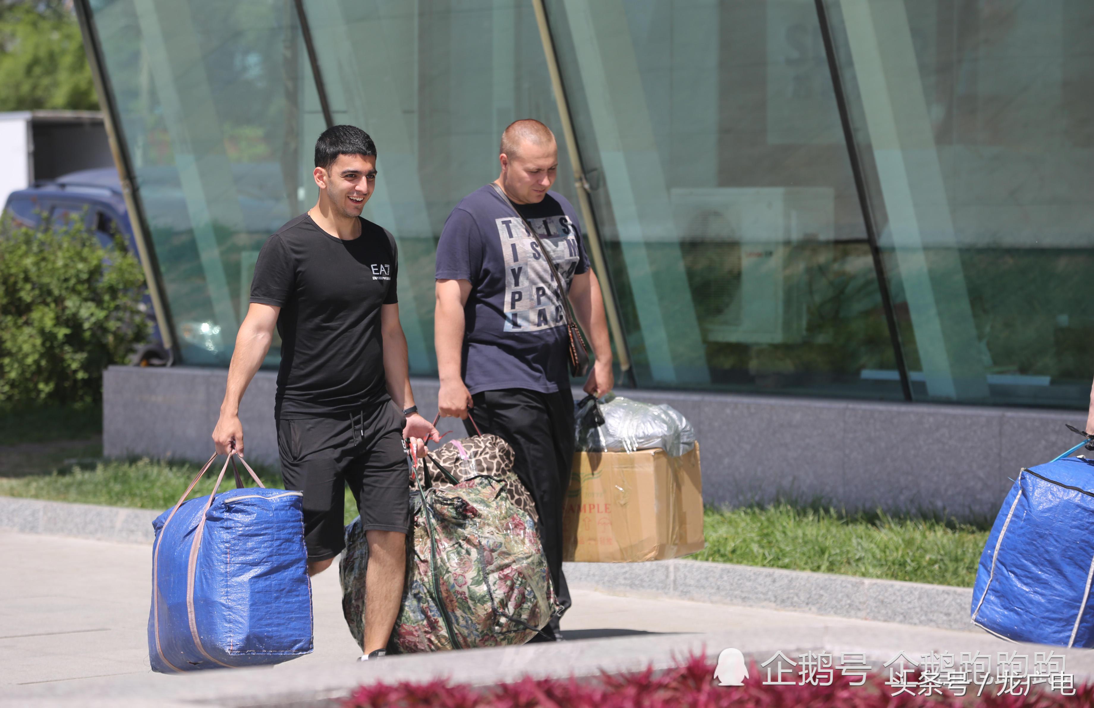 俄远东球迷不看世界杯，来中国边境小城当倒爷