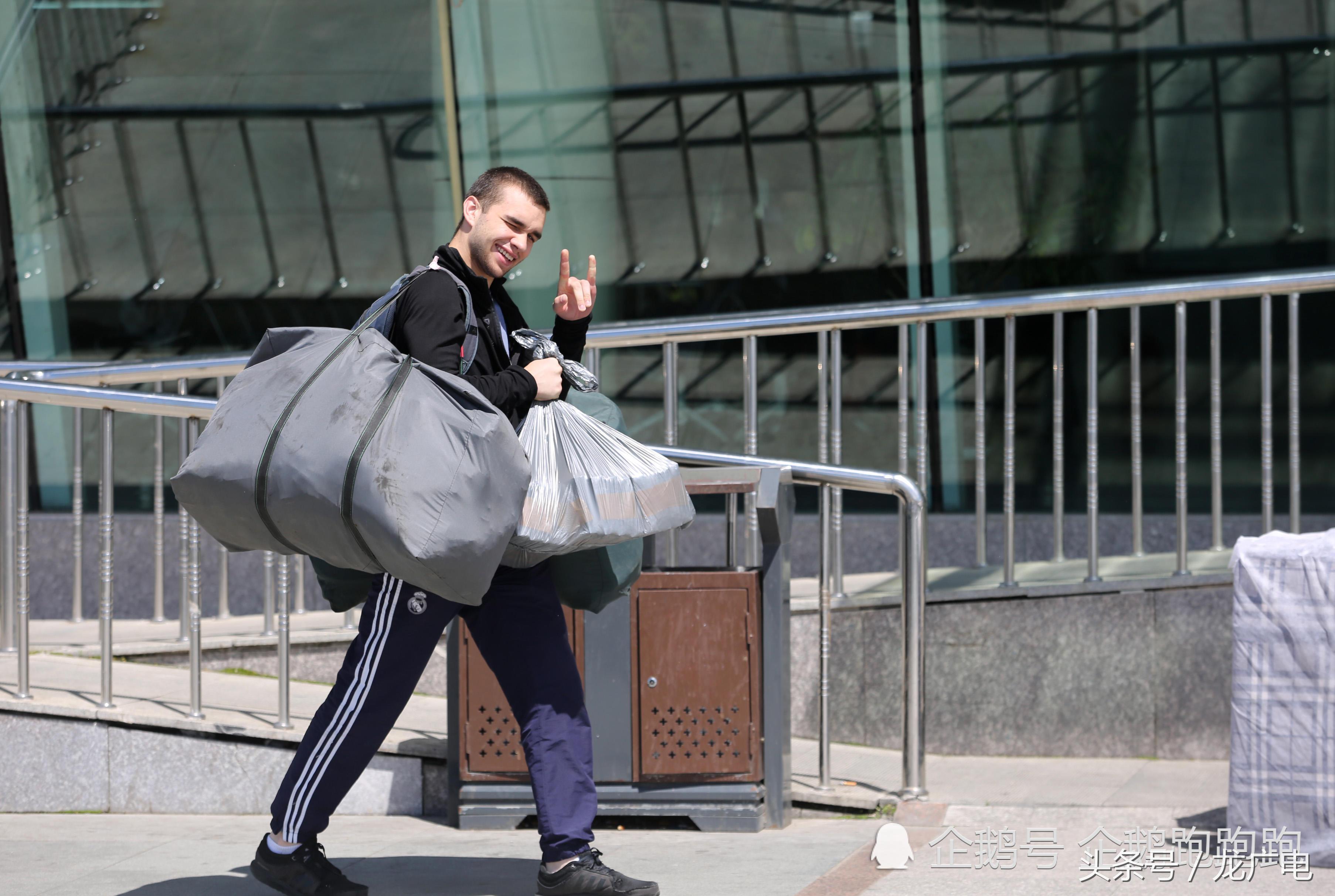 俄远东球迷不看世界杯，来中国边境小城当倒爷