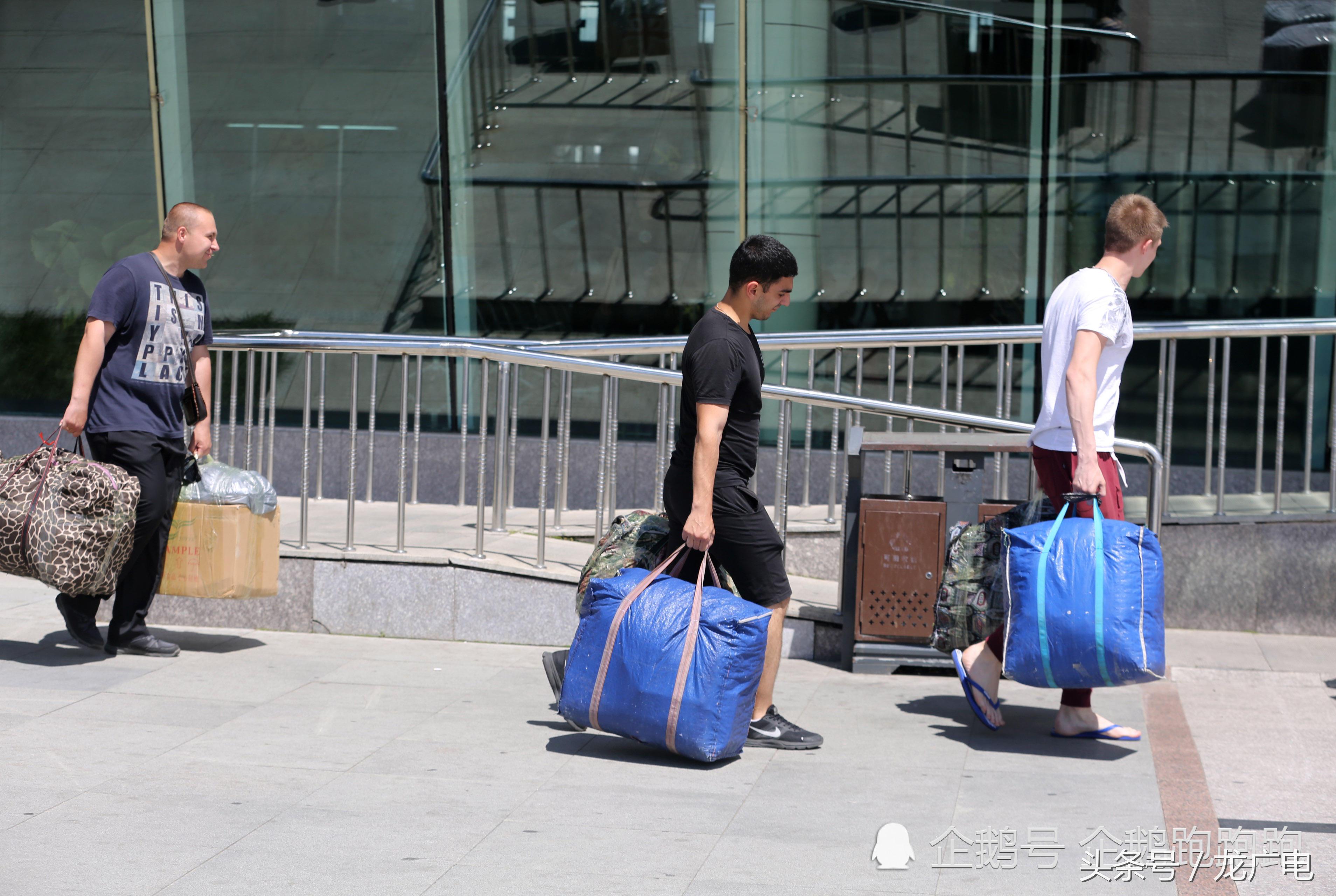 俄远东球迷不看世界杯，来中国边境小城当倒爷