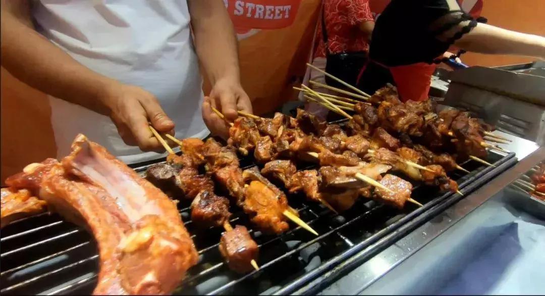 心动的美食，感动的表演，躁动的狂欢观球，足球宝贝在省体等你相约哦！