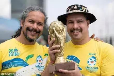 巴西球迷金杯老爷爷落泪,巴西球迷金杯爷爷来过中国吗