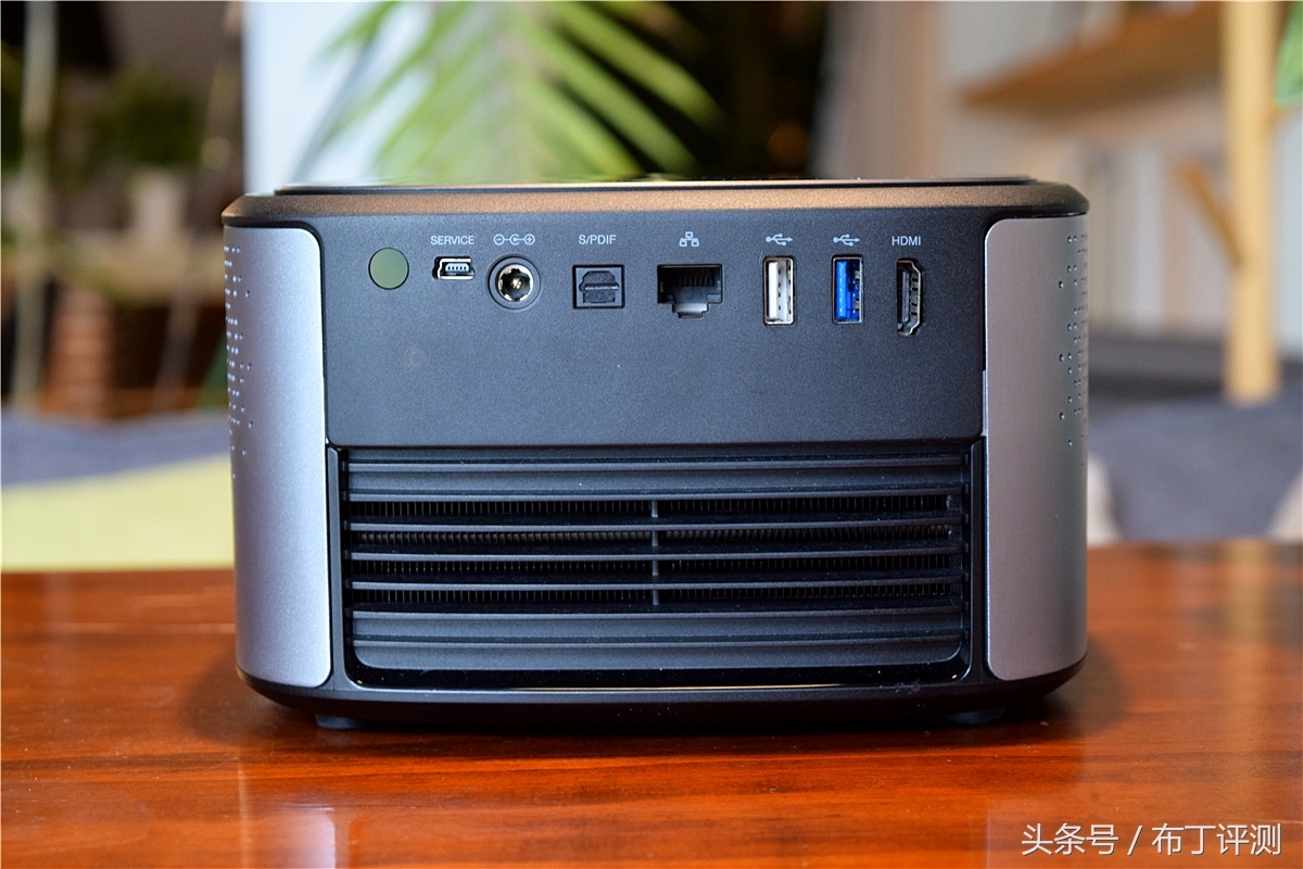 坚果j7s多少流明,坚果j7是长焦还是短焦