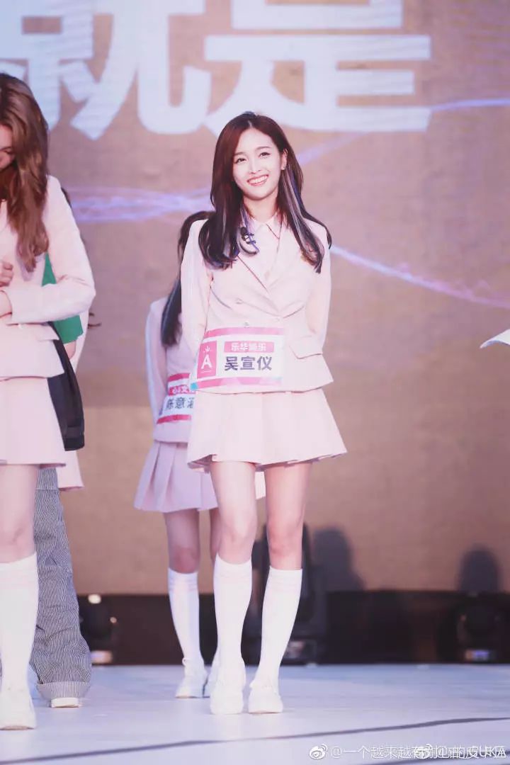 被101小姐姐的颜值折服，可看腿你就吃鲸了！