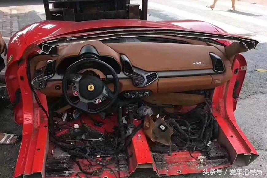 两名18岁小伙租法拉利撞车,女子租法拉利撞马自达