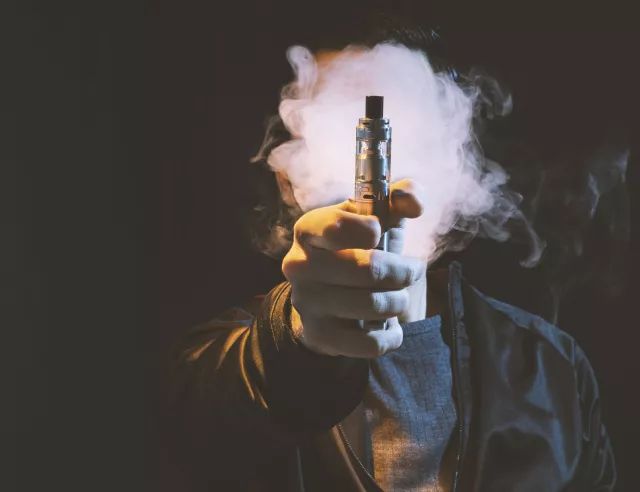 揭秘*子烟电**：3亿*在用潜**户、千亿美金规模后的机会与风险