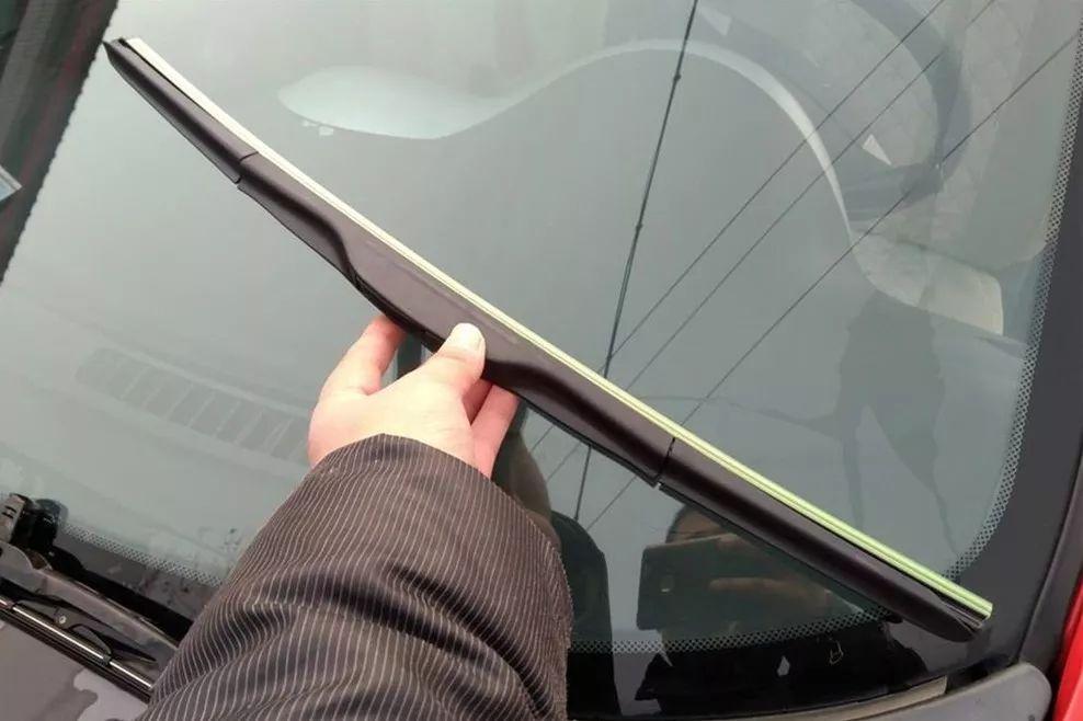 前挡风玻璃裂了30厘米怎么修复,雨刮器把挡风玻璃刮坏了怎样修复