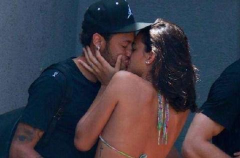 内马尔和女友同时落泪！世界杯身价最高球星，打进世界杯最晚进球